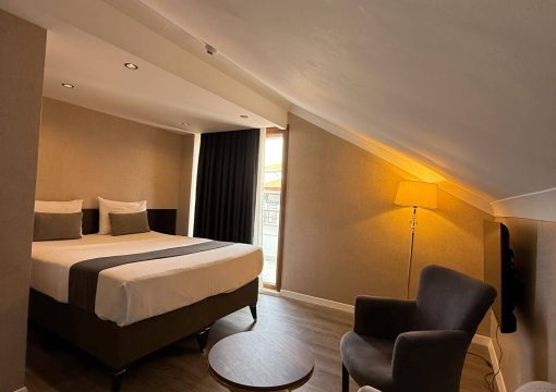 Teraslı & Balkonlu Oda