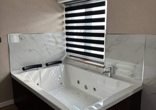 Teraslı Deniz Manzaralı Jakuzili Oda