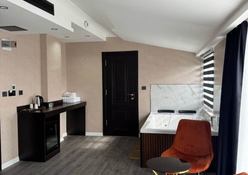 Teraslı Deniz Manzaralı Jakuzili Oda